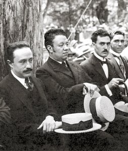 Jose Vasconcelos és Diego Rivera egy szabadtéri rendezvényen a Chapultepec Parkban, Mexikóvárosban, 1921 alkotó: Tina Modotti