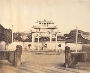 Diadalív, Foochow, kb. 1869. alkotó: Tung Hing.
