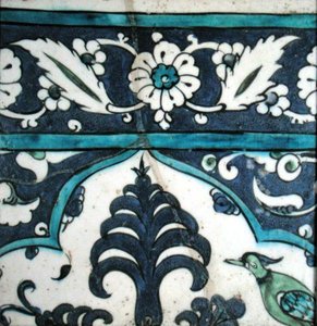 Iznik csempe virágmintával és szegéllyel (cserép, színes alátéttel) alkotó: Turkish School