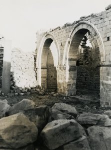 Oszlop és boltívek, a Szűz Máriának szentelt keresztény bazilika belseje, Qasr Ibrim, Egyiptom, Ugo Monneret de Villard fotója. alkotó: Ugo Monneret de Villard