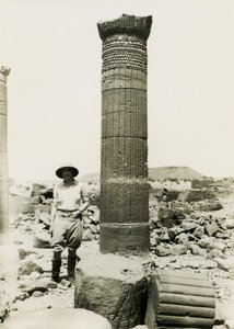 Díszes domborművekkel díszített oszlop, templomromok a Nagy Zárkában, Musawwarat es Sufra, Szudán, Ugo Monneret de Villard fotója. alkotó: Ugo Monneret de Villard