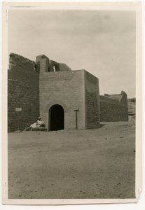 A Szent Simeon kolostor keleti kapuja és tornya, Asszuán, Egyiptom, Ugo Monneret de Villard fotója.