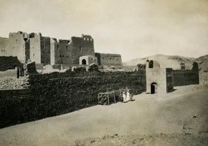 Szent Simeon kolostor, kívülről nézve a keleti fallal, Asszuán, Egyiptom, Ugo Monneret de Villard fotója. alkotó: Ugo Monneret de Villard