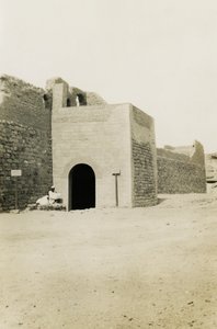Szent Simeon kolostor, a kapu és a keleti torony látképe, Asszuán, Egyiptom, fotó: Ugo Monneret de Villard