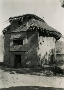 Nádtetős négyzet alakú kunyhó, Axum, Etiópia, Ugo Monneret de Villard fotója. alkotó: Ugo Monneret de Villard