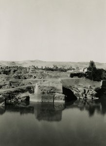 Templomromok Elephantine szigetén, előtérben Kleopátra fürdőjével, Asszuán, Egyiptom, Ugo Monneret de Villard fotója. alkotó: Ugo Monneret de Villard
