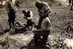 Osztrák foglyok az első világháború alatt Bagnaria Arsában, Udine, Olaszország; az előtérben egy katona megborotválja katonatársát, 1916.02.04. (f/w fotó)