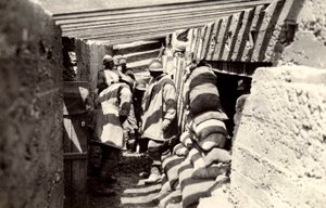 Új olasz lövészárkok, az osztrák területre való előrenyomulás után Selz külterületén, az I. világháború idején, 1916.07.04. (f/w fotó)