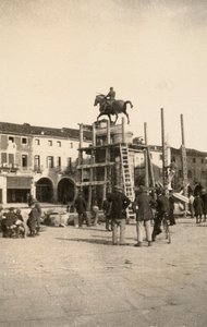 A "Gattamelata" lovas emlékmű, felújítás alatt, Padovában az első világháború alatt