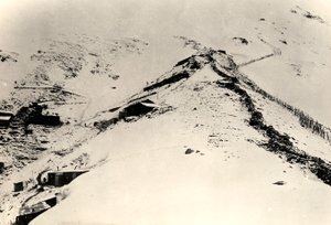 Árkok és kerítések a Monte Nero lejtőin az I. világháború idején (f/w fotó)