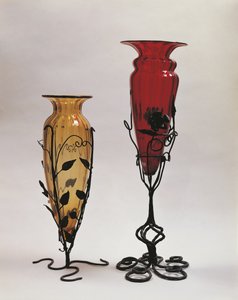 Közeli kép két vázáról vasállványokban, Murano, Velence, Veneto, Olaszország alkotó: Umberto Boccioni