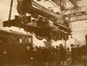 Egy Great Western Knight a Swindonba látogató állami iskolás fiúk ellenőrzésére ülve, 1930. alkotó: Unbekannt