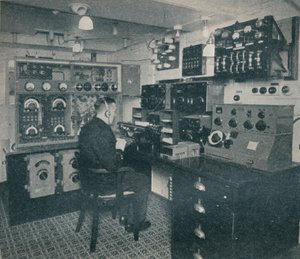 Egy Marconi vezeték nélküli operátor vezeték nélküli üzeneteket kap, amikor a brit császárnő átkel az Atlanti-óceánon alkotó: Unbekannt