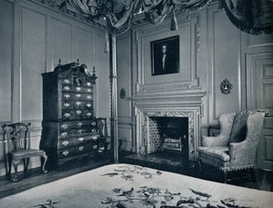 Egy New England Chest-on-Chest Bombe-bázissal a Williamsburg-palota egyik hálószobájában, alkotó: Unbekannt