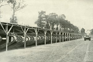 A brit tankok parkja közvetlenül a frontvonal mögött, 1919. alkotó: Unbekannt