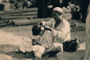 Egy utcai borbély, Kairó, Egyiptom, 1936 alkotó: Unbekannt