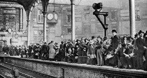 Ünnepnapi tömeg, aki vonatra vár Margate-be, London, 1926-1927 alkotó: Unbekannt