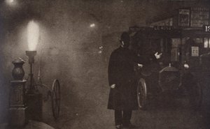 Egy rendőr irányítja a forgalmat a ködben, London, 1910-es-20-as évek alkotó: Unbekannt