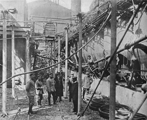 Egy gyár, amelyet az oroszok romboltak le, hogy megakadályozzák, hogy a németek használhassák, 1915 alkotó: Unbekannt