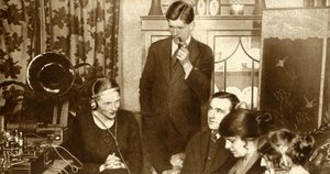 Egy család az 1923-as, 1935-ös országgyűlési választás eredményét hallgatva. alkotó: Unbekannt