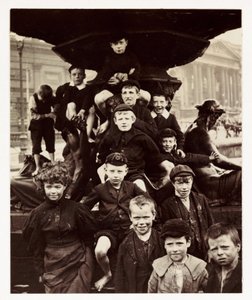 Gyermekcsoport a Liverpool-i Steble-kút előtt, egy ismeretlen fotós készítette 1905 körül. alkotó: Unbekannt