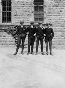 Egy csoport iskolás fiúk vagy diákok, 1900-c1930-as évek alkotó: Unbekannt