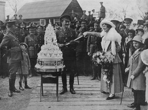 Khaki esküvő: Az esküvői torta vágása a vőlegény kardjával, 1915 alkotó: Unbekannt