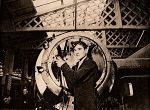 Fémmunkás automata fúróval, amely egy motorházat leszed, 1940 alkotó: Unbekannt