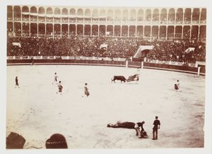 Pillanatfelvétel egy bikaviadalról hatalmas tömeg előtt a madridi Las Ventas del Espiritu Santo bikaviadalban, amelyet egy ismeretlen fotós készített 1930 körül. alkotó: Unbekannt