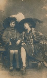 Egy stúdiófotó két hölgyről, 1910 alkotó: Unbekannt