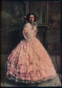 Rózsaszín selyemből készült, három hullámos gömbruha, fehér virágos gézborítással, 1850-60, 1913 alkotó: Unbekannt