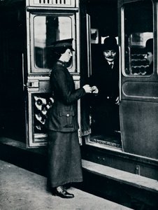 Egy jegyvizsgáló nő a munkahelyén, 1914 alkotó: Unbekannt