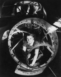 Egy nő, aki egy Lancaster bombázón dolgozik, második világháború, 1940-es évek alkotó: Unbekannt