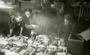 A Moszkvai Művészeti Színház színésznői, akik ajándékokat készítenek a Vörös Hadsereg számára, Szovjetunió, 1943 alkotó: Unbekannt