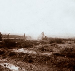 Haladunk harckocsikkal, c1914-c1918 alkotó: Unbekannt
