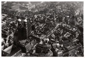 Légifelvétel a Frauenkirche-ről, München, Németország, Zeppelinről, c1931 1933 alkotó: Unbekannt