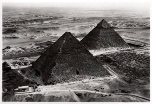 Az egyiptomi gízai piramisok légi felvétele egy Zeppelinről, 1931 1933 alkotó: Unbekannt