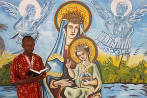 Afrikai férfi, olvassa a Bibliát, Togo Ville, Togo alkotó: Unbekannt