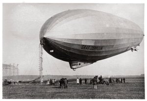 LZ127 Graf Zeppelin léghajó kikötve a németországi Loewentalban, 1933 alkotó: Unbekannt