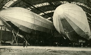 Léghajók a hangárban, első világháború, 1914, c1920. alkotó: Unbekannt