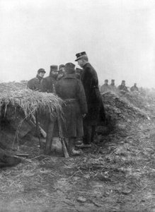 I. Albert, a belgák harmadik királya, a belgiumi Avecapelle lövészárkaiba látogat, 1915 alkotó: Unbekannt