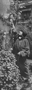 Amelita Galli-Curci - A nagy díva rózsákat, kedvenc virágait gyűjti, c1925 alkotó: Unbekannt