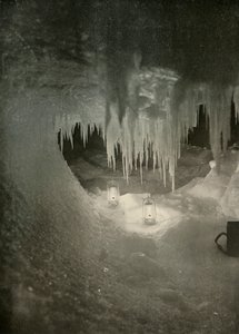 Jégbarlang télen. Fényképezte: a hurrikánlámpák fénye, c1908, 1909. alkotó: Unbekannt