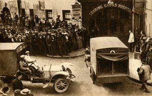 Egy mentőautó a Charing Cross Kórházba hajtott áldozatokkal..., London, 1914, 1933. alkotó: Unbekannt