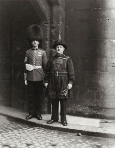 Ősi és modern a londoni Towerben, XX. század alkotó: Unbekannt
