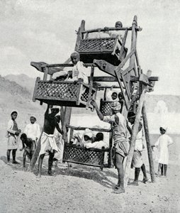 Arab gyerekek élvezik a nagy kereket, 1922 alkotó: Unbekannt