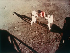Armstrong és Aldrin kibontják az amerikai zászlót a Holdon, 1969 alkotó: Unbekannt