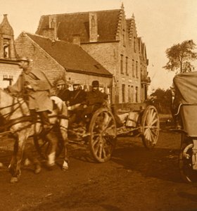 Tüzérség halad a vonalon, c1914-c1918 alkotó: Unbekannt