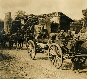 Tüzérség áthaladó Beauzee-n, Észak-Franciaországban, c1914-c1918 alkotó: Unbekannt