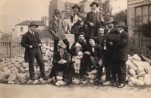 Művészek a La Ruche előtt, Montparnasse, 1914. alkotó: Unbekannt